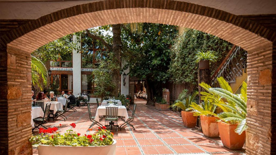 Hotel Nou Roma buiten